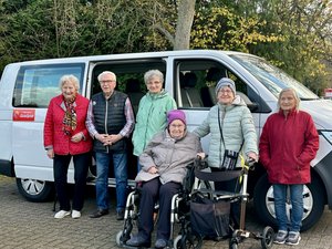 Die Gäste unseres Tagesaufenthaltes stehen vor dem durch die GlücksSpirale finanzierten Bulli und freuen sich auf den nächsten gemeinsamen Ausflug. 